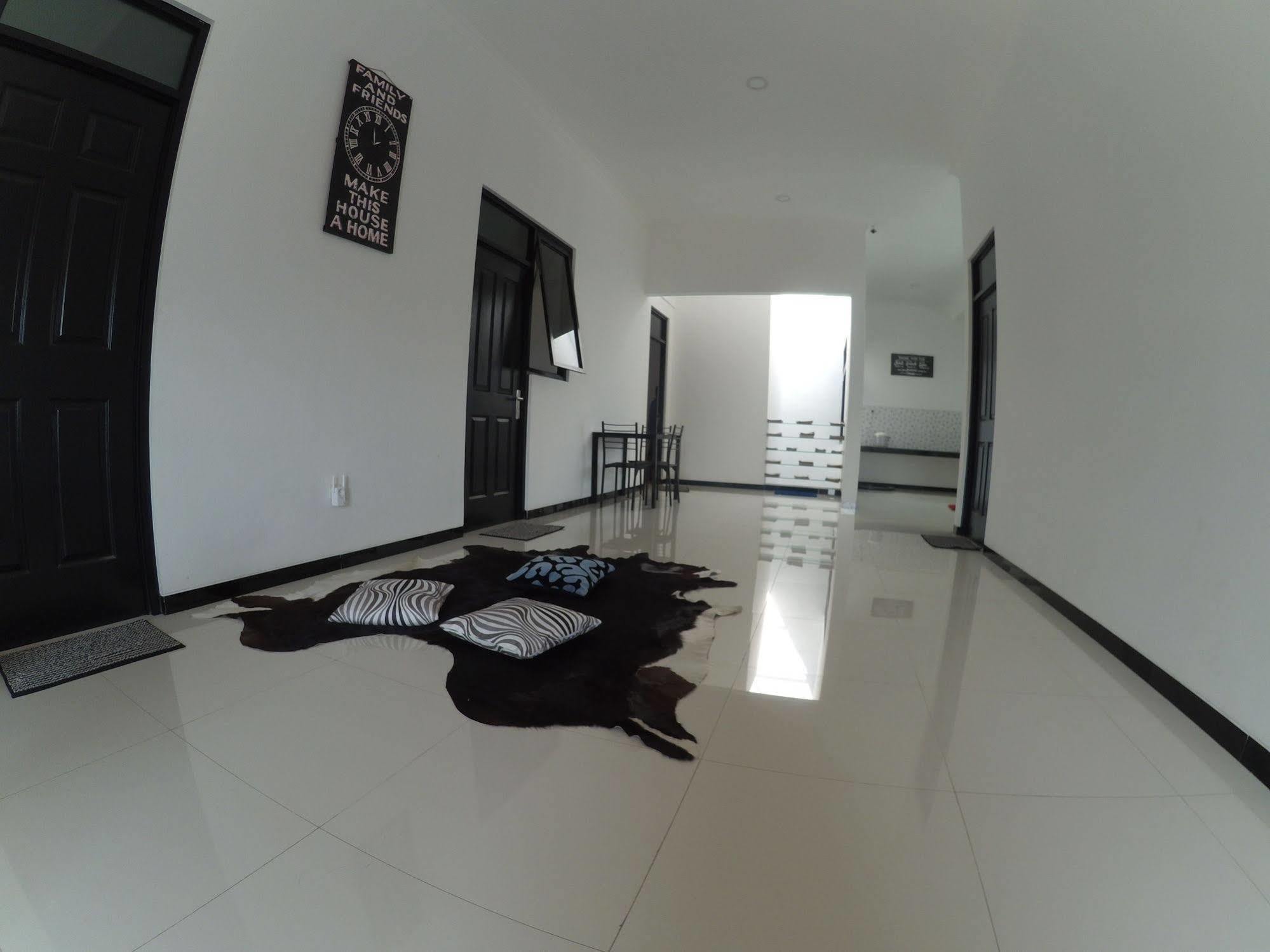 Mess Inn Semarang Exterior photo